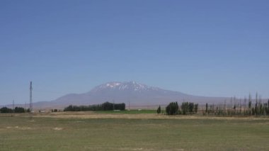 Majestic Mount Sphan: Türkiye Gökyüzü Altında Uyuyan Stratovolcano.