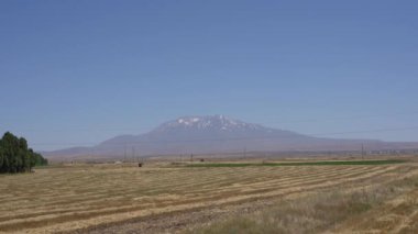 Majestic Mount Sphan: Türkiye Gökyüzü Altında Uyuyan Stratovolcano.