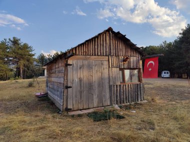 Kırsal Direniş: Türk Bayrağıyla Kırsal bir Kulübe, Ulusal Gurur ve Doğanın Kucaklaşması Altındaki Basitliği simgeliyor