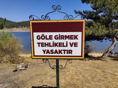 Yüzmek Yasaktır: Önce Tehlike ve Güvenlik - Sahne Gölü Uyarısı. Kendine dikkat et, doğanın kurallarına saygı duy. Yüzmeye İzin Yok, Hayatları Korumak, Güzel Gölün Çevresinde Güvenliğin Sağlanması