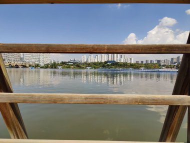 Sessiz Düşünce: Sakin Göl 'ün Kıyısında Gerçeklik ve Yansıma Arasındaki Sınır