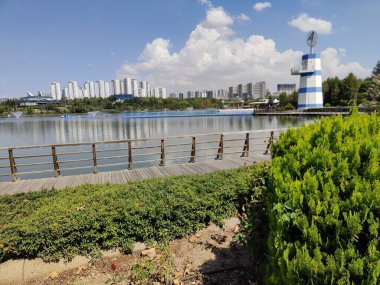 Kentsel Genişlemenin Ortasında Duran Bir Umut Feneri, Huzuru ve Doğanın Huzurunu Yansıtıyor