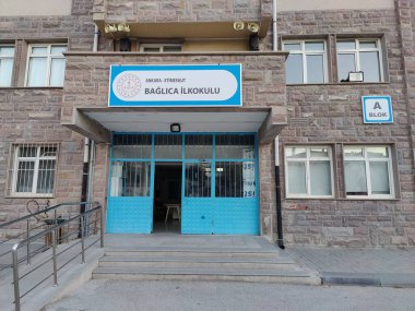Ankara, Türkiye, 28 Eylül 2024, Baglica İlköğretim Okulu (Türkçe: Balca Ikokulu) Ankara, Türkiye 'de Türk Bayrağı ve Eğitimsel İmza ile Taş Yüzlü Geleneksel Okul Binası.