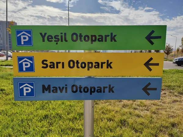 Yeşil, sarı ve mavi park yerleri için işaretler halka açık bir alanda. Canlı renkler düzen ve uyumu, düzeni ve kentsel planlamanın yapısal doğasını sembolize eder..