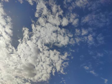 Açık Bir Zihinde Dağılmış Düşünceler: Sükûnet Tablosu olarak Gökyüzü, Geçici Bulutların Geçici Endişeleri temsil ettiği ve Büyük Mavi 'nin İç Huzuru ve Sonsuz Olasılıkları Sembolize ettiği.