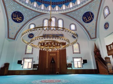 İlahi El Sanatı: Bir Cami İçinde İslam Sanatının Huzurlu Güzelliği