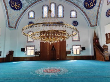 İlahi El Sanatı: Bir Cami İçinde İslam Sanatının Huzurlu Güzelliği