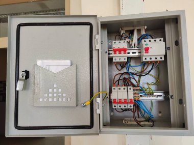 Bir Açık Elektrik Paneli: Bir Güç Merkezindeki Organize Kablolar, Devre Kesiciler ve Kontrol Sistemleri