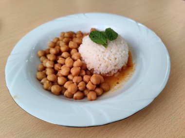 Classic Turkish Chickpeas with Rice: A Simple and Satisfying Vegetarian Meal clipart