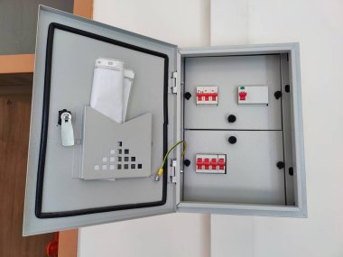 Elektrik Güvenlik Kutusu: Metal Kapı Arkasında Organize Güç Kontrolü, Modern Altyapıda Düzen ve Güvenlik Sembolü