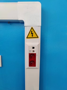 Uyarı İşaretli Elektrik Elektrik Kurumu: Parlak Renkli bir Çevrede Güvenlik ve Tedbirin Vurgulanması