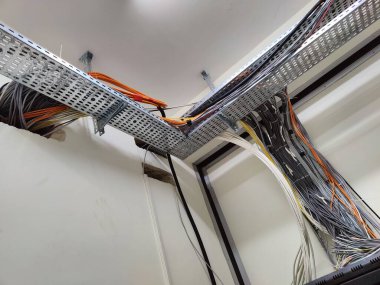 Kablo Yönetiminin Organize Karmaşıklığı: Endüstriyel Ayarlarda Bağlantı ve Altyapıyı Sembolize eden Bir Kablo Ağı