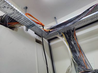 Kablo Yönetiminin Organize Karmaşıklığı: Endüstriyel Ayarlarda Bağlantı ve Altyapıyı Sembolize eden Bir Kablo Ağı