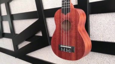 Mahogany Ukulele Modern Duvar 'da Zarifçe Asıldı, Sanatçılık Gösterisi ve Stringed Instruments Basitliği.