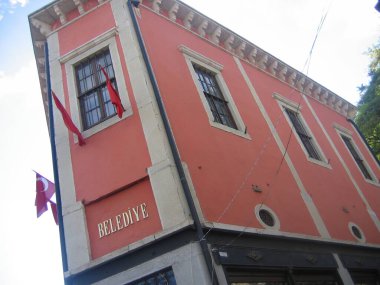 Safranbolu, 12 Ekim 2008, Safranbolu Belediyesi, Türkiye 'de tarihi bir yapı, kırmızı cephe, Türk bayrağı ve süs demirciliği ile geleneksel Osmanlı mimarisini sergiliyor..