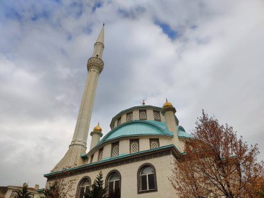 Türkiye, 15 Kasım 2024, Fırtınalı Gökyüzü Altındaki Görkemli Cami: Karanlık Bulutlara Karşı Güçlü İnanç ve Dayanıklılığın Huzurlu Sembolü.