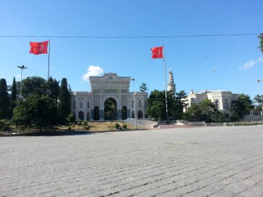 İstanbul, Türkiye, 8 Temmuz 2016, İstanbul Üniversitesi 'nin bilgi ve tarihe açılan ikonik girişi, Beyazt Kulesi arka planda dik duruyor..