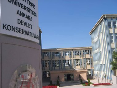 Ankara, Türkiye, 2 Ağustos 2008, Hacettepe Üniversitesi Ankara Devlet Konservatuarı, sanat ve mimarinin uyumlu bir harmanı, yaratıcılık ve disiplini simgeliyor, performansın geleceğini destekliyor