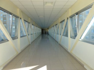 Sonsuz Işık ve Yansımalar Koridoru: Simetri, Geometri ve Şehir Bağlantısı, Sembolize Geçiş, Keşif ve Açıklığın Sonsuz Yolu