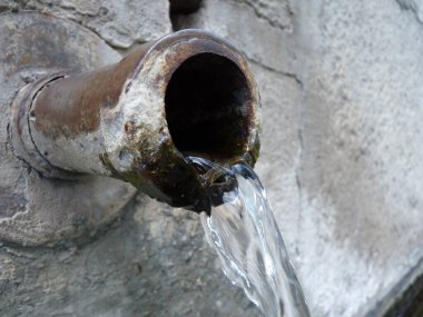 Paslı Metal Borudan Akan Su: Bir Yaş ve Kullanım Hikayesi