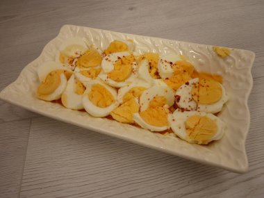 Beyaz Tabakta Mükemmel Kaynamış Yumurtalar: Kahvaltı İçin Minimalist Lezzet