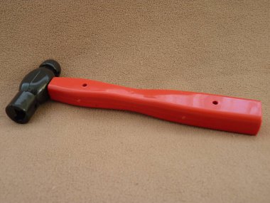 Yumuşak Kumaşın Üzerinde Canlı Bir Oyuncak Çekiç: Yaratıcılığın Temellerini Temsil Etmek ve Oyunda Sorun Çözme