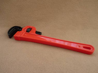 Yumuşak Örtü Arkaplanındaki Oyuncak Boru Anahtarı: Bir Çocuk Oyun Aracındaki Hayal Gücünü Sembolize Etme.