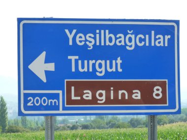 Yatagan, Mugla, Türkiye, 2024, Türkiye 'de Yön İşareti: Lagina' ya Bir Kılavuz, Mesafe ve Bağlantı Sembolü, 8 km Uzakta