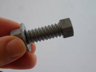 Odak Noktası: Büyük Yapılar ve Sistemler Binasında Küçük Bileşenlerin Hayati Rolünün Vurgulanması, Mühendislikteki Detay ve Kontrolün Gücünü Temsil eden, Bir Büyüğün Yakın Çekimi Sağlam Tutuldu