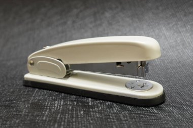 Siyah ve Beyaz Zımbanın Yakın Çekimi: İşlevsellik ve Minimalist Tasarımın Bir Harmanlanması