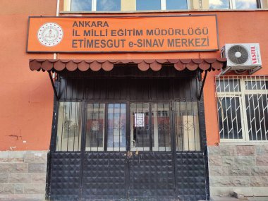 Etimesgut, Ankara, Türkiye, 26 Kasım 2024, Bilgi Kapısı: Etimesgut e-Sınav Merkezi Eğitim Sancağı Altındaki Düzen ve Dayanıklılık.