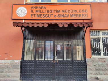 Etimesgut, Ankara, Türkiye, 26 Kasım 2024, Bilgi Kapısı: Etimesgut e-Sınav Merkezi Eğitim Sancağı Altındaki Düzen ve Dayanıklılık.