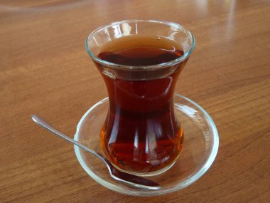 Bir bardak Türk Çayı: Sıcak Konukseverlik ve Bağlantının Sembolü, Her Konuşmanın Kalbinde Trkiyes Zengin Kültür ve Zamansız Gelenekleri Yansıtıyor.