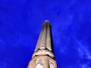 Antalya, Türkiye, 16 Aralık 2024, Antalya, Türkiye 'deki Yivliminare Camii, ikonik tuğla mimarisini canlı mavi bir gökyüzü altında sergilemektedir..