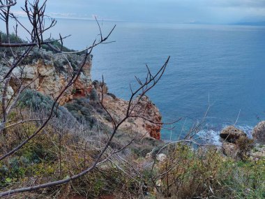 Sessiz Kayalık: Engin, Sonsuz Deniz Sembolü Yalnızlık, Dayanıklılık ve Sükunet 'e Bakan Doğaya Dokunulmamış Doğa.