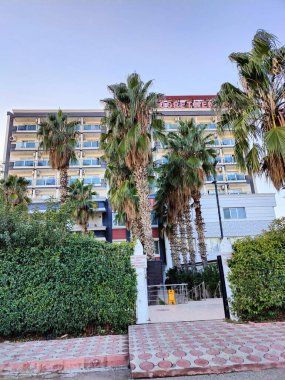 Antalya, Türkiye, 18 Aralık 2024, Antalya Öğretmenler Odası: Huzurlu Bir Konaklama İçin Palmiye Ağaçlarıyla çevrili Modern Bir Konaklama.