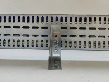 Metal Yollar Ağı: Altyapı ve Fikirlerde Bağlantı, Kuvvet ve Yönü Sembolize Etme