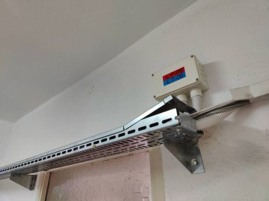 Metal Yollar Ağı: Altyapı ve Fikirlerde Bağlantı, Kuvvet ve Yönü Sembolize Etme