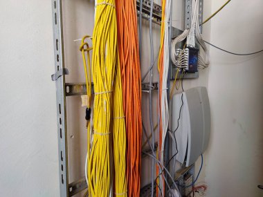 Karışık Bağlantılar: Dijital Sinir Sistemi içinde Kaotik Kablolar Ağı