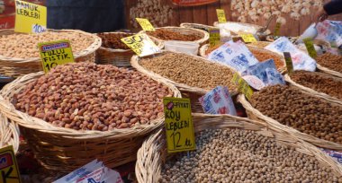 Kültür ve geleneğin zenginliğini sembolize eden, dünyanın dört bir yanından gelen lezzetleri ve keşifleri teşvik eden çeşitli fındık ve tatlıların renkli bir şekilde sergilenmesi..