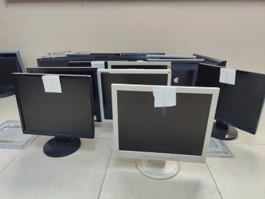 Bilgisayar monitörleri ve işlemcilerden oluşan bir koleksiyon, belki de yeni bir amaç ya da son bir dinlenme yeri bekliyor. Teknolojik ilerlemenin hızlı hızının dokunaklı bir hatırlatıcısı..