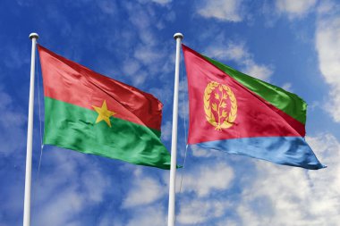 Bir Burkina Faso ve Eritre bayrağı, Doğu Afrika dayanışması için bir metafor, mavi gökyüzüne karşı el sallayarak dostluğu ve kültürel bağları simgeliyor..