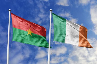 Burkina Faso ve İrlanda 'nın Bayrakları Mavi Gökyüzüne Karşı Birlikte Dalgalanıyor, Diplomatik İlişkileri ve Küresel Bağlantıları simgeliyor