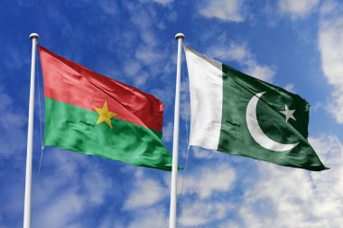Bir Burkina Faso ve Pakistan bayrağı, Asya-Afrika birliği için bir metafor, mavi gökyüzüne karşı birlikte dalgalanıyor, dostluğu ve kültürel değişimi simgeliyor..