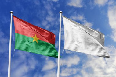 Burkina Faso ve beyaz bayrak, barış ve yenilenme için bir metafor, mavi gökyüzüne karşı birlikte dalgalanıyor, umut ve uzlaşmayı simgeliyor..