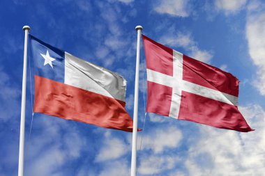 Şili ve Danimarka Bayrakları Zarifçe Mavi Gökyüzüne Karşı Dalgalanıyor, Güçlü Diplomatik İlişkiler ve Dostluğu simgeliyor