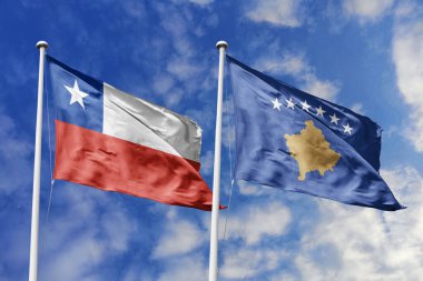 Şili ve Kosova 'nın Bayrakları, Uluslararası Tanıma ve Diplomatik İlişkileri simgeleyen Parlak Mavi Gökyüzü Altında Birlikte Dalgalanıyor