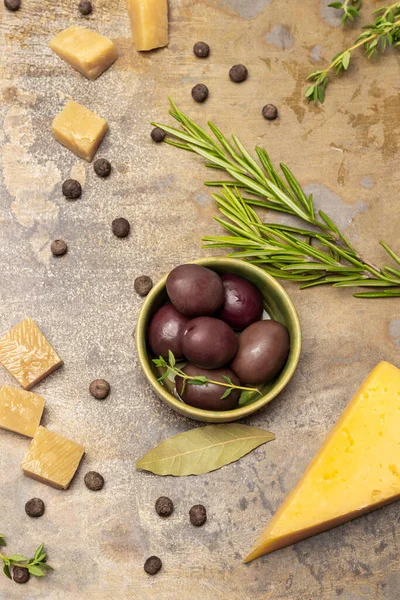 Olives Bowl Sprig Rosemary Pieces Cheese Flat Lay Rusty Metal — Stock Photo, Image