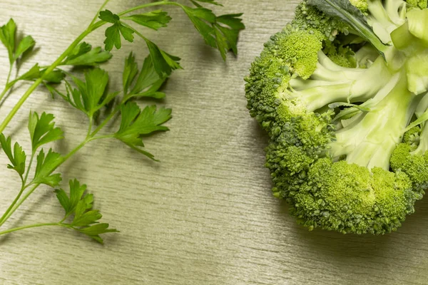 Broccoli Och Persiljekvist Uppfattat Utrymme Ett Platt Ligg Grön Bakgrund — Stockfoto