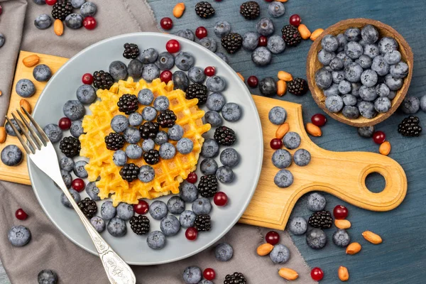 Blackberries Blueberries Waffles Gray Plate Berries Bowl Table Flat Lay — Stock Photo, Image